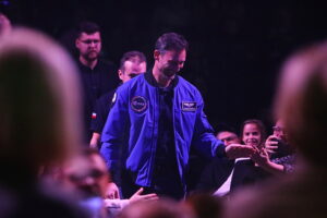 Tłumy na spotkaniu z polskim astronautą - Radio Kielce 29.10.2025. Targi Kielce. Spotkanie Sławosza Uznańskiego-Wiśniewskiego z mieszkańcami Kielc / Fot. Wiktor Taszłow - Radio Kielce