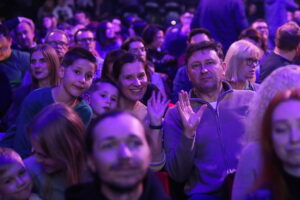 Tłumy na spotkaniu z polskim astronautą - Radio Kielce 29.10.2025. Targi Kielce. Spotkanie Sławosza Uznańskiego-Wiśniewskiego z mieszkańcami Kielc / Fot. Wiktor Taszłow - Radio Kielce