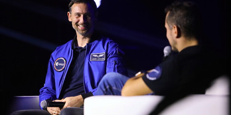 Tłumy na spotkaniu z polskim astronautą - Radio Kielce Tłumy na spotkaniu z polskim astronautą