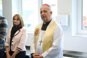 Kielecka Caritas otworzyła magazyn do przechowywania żywności - Radio Kielce 30.10.2025. Kielce. Otwarcie i poświęcenie magazynu żywności i przetwórni owoców i warzyw kieleckiej Caritas / Fot. WIktor Taszłow - Radio Kielce