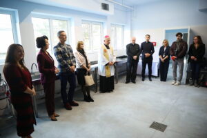 Kielecka Caritas otworzyła magazyn do przechowywania żywności - Radio Kielce 30.10.2025. Kielce. Otwarcie i poświęcenie magazynu żywności i przetwórni owoców i warzyw kieleckiej Caritas / Fot. WIktor Taszłow - Radio Kielce