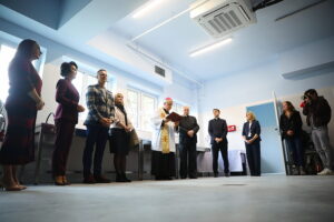 Kielecka Caritas otworzyła magazyn do przechowywania żywności - Radio Kielce 30.10.2025. Kielce. Otwarcie i poświęcenie magazynu żywności i przetwórni owoców i warzyw kieleckiej Caritas / Fot. WIktor Taszłow - Radio Kielce