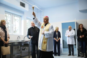 Kielecka Caritas otworzyła magazyn do przechowywania żywności - Radio Kielce 30.10.2025. Kielce. Otwarcie i poświęcenie magazynu żywności i przetwórni owoców i warzyw kieleckiej Caritas / Fot. WIktor Taszłow - Radio Kielce