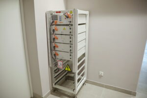 Kielecka Caritas otworzyła magazyn do przechowywania żywności - Radio Kielce 30.10.2025. Kielce. Otwarcie i poświęcenie magazynu żywności i przetwórni owoców i warzyw kieleckiej Caritas / Fot. WIktor Taszłow - Radio Kielce