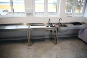 Kielecka Caritas otworzyła magazyn do przechowywania żywności - Radio Kielce 30.10.2025. Kielce. Otwarcie i poświęcenie magazynu żywności i przetwórni owoców i warzyw kieleckiej Caritas / Fot. WIktor Taszłow - Radio Kielce