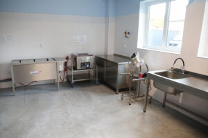 Kielecka Caritas otworzyła magazyn do przechowywania żywności - Radio Kielce 30.10.2025. Kielce. Otwarcie i poświęcenie magazynu żywności i przetwórni owoców i warzyw kieleckiej Caritas / Fot. WIktor Taszłow - Radio Kielce