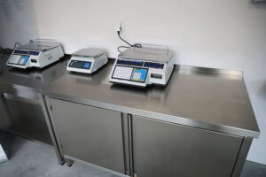 Kielecka Caritas otworzyła magazyn do przechowywania żywności - Radio Kielce 30.10.2025. Kielce. Otwarcie i poświęcenie magazynu żywności i przetwórni owoców i warzyw kieleckiej Caritas / Fot. WIktor Taszłow - Radio Kielce