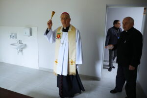 Kielecka Caritas otworzyła magazyn do przechowywania żywności - Radio Kielce 30.10.2025. Kielce. Otwarcie i poświęcenie magazynu żywności i przetwórni owoców i warzyw kieleckiej Caritas / Fot. WIktor Taszłow - Radio Kielce