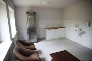 Kielecka Caritas otworzyła magazyn do przechowywania żywności - Radio Kielce 30.10.2025. Kielce. Otwarcie i poświęcenie magazynu żywności i przetwórni owoców i warzyw kieleckiej Caritas / Fot. WIktor Taszłow - Radio Kielce