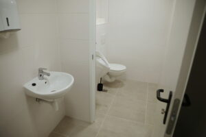 Kielecka Caritas otworzyła magazyn do przechowywania żywności - Radio Kielce 30.10.2025. Kielce. Otwarcie i poświęcenie magazynu żywności i przetwórni owoców i warzyw kieleckiej Caritas / Fot. WIktor Taszłow - Radio Kielce