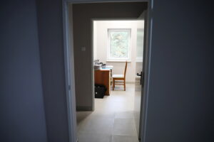 Kielecka Caritas otworzyła magazyn do przechowywania żywności - Radio Kielce 30.10.2025. Kielce. Otwarcie i poświęcenie magazynu żywności i przetwórni owoców i warzyw kieleckiej Caritas / Fot. WIktor Taszłow - Radio Kielce