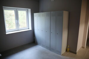 Kielecka Caritas otworzyła magazyn do przechowywania żywności - Radio Kielce 30.10.2025. Kielce. Otwarcie i poświęcenie magazynu żywności i przetwórni owoców i warzyw kieleckiej Caritas / Fot. WIktor Taszłow - Radio Kielce