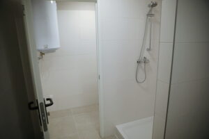 Kielecka Caritas otworzyła magazyn do przechowywania żywności - Radio Kielce 30.10.2025. Kielce. Otwarcie i poświęcenie magazynu żywności i przetwórni owoców i warzyw kieleckiej Caritas / Fot. WIktor Taszłow - Radio Kielce