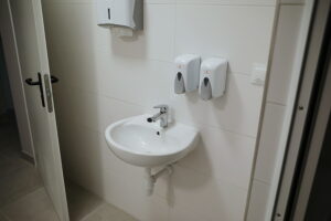 Kielecka Caritas otworzyła magazyn do przechowywania żywności - Radio Kielce 30.10.2025. Kielce. Otwarcie i poświęcenie magazynu żywności i przetwórni owoców i warzyw kieleckiej Caritas / Fot. WIktor Taszłow - Radio Kielce