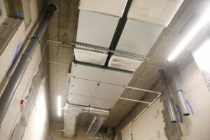 Kielecka Caritas otworzyła magazyn do przechowywania żywności - Radio Kielce 30.10.2025. Kielce. Otwarcie i poświęcenie magazynu żywności i przetwórni owoców i warzyw kieleckiej Caritas / Fot. WIktor Taszłow - Radio Kielce