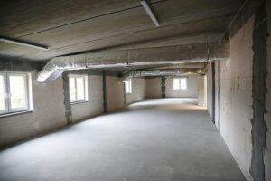 Kielecka Caritas otworzyła magazyn do przechowywania żywności - Radio Kielce 30.10.2025. Kielce. Otwarcie i poświęcenie magazynu żywności i przetwórni owoców i warzyw kieleckiej Caritas / Fot. WIktor Taszłow - Radio Kielce