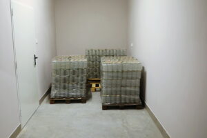 Kielecka Caritas otworzyła magazyn do przechowywania żywności - Radio Kielce 30.10.2025. Kielce. Otwarcie i poświęcenie magazynu żywności i przetwórni owoców i warzyw kieleckiej Caritas / Fot. WIktor Taszłow - Radio Kielce