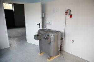 Kielecka Caritas otworzyła magazyn do przechowywania żywności - Radio Kielce 30.10.2025. Kielce. Otwarcie i poświęcenie magazynu żywności i przetwórni owoców i warzyw kieleckiej Caritas / Fot. WIktor Taszłow - Radio Kielce