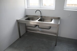 Kielecka Caritas otworzyła magazyn do przechowywania żywności - Radio Kielce 30.10.2025. Kielce. Otwarcie i poświęcenie magazynu żywności i przetwórni owoców i warzyw kieleckiej Caritas / Fot. WIktor Taszłow - Radio Kielce