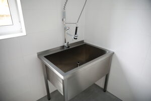 Kielecka Caritas otworzyła magazyn do przechowywania żywności - Radio Kielce 30.10.2025. Kielce. Otwarcie i poświęcenie magazynu żywności i przetwórni owoców i warzyw kieleckiej Caritas / Fot. WIktor Taszłow - Radio Kielce