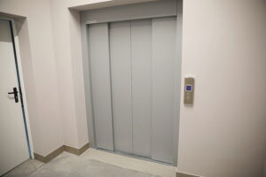 Kielecka Caritas otworzyła magazyn do przechowywania żywności - Radio Kielce 30.10.2025. Kielce. Otwarcie i poświęcenie magazynu żywności i przetwórni owoców i warzyw kieleckiej Caritas / Fot. WIktor Taszłow - Radio Kielce