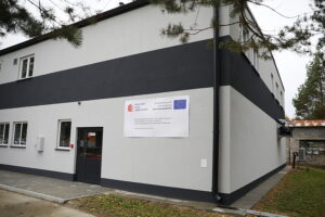 Kielecka Caritas otworzyła magazyn do przechowywania żywności - Radio Kielce 30.10.2025. Kielce. Otwarcie i poświęcenie magazynu żywności i przetwórni owoców i warzyw kieleckiej Caritas / Fot. WIktor Taszłow - Radio Kielce