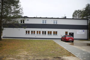 Kielecka Caritas otworzyła magazyn do przechowywania żywności - Radio Kielce 30.10.2025. Kielce. Otwarcie i poświęcenie magazynu żywności i przetwórni owoców i warzyw kieleckiej Caritas / Fot. WIktor Taszłow - Radio Kielce