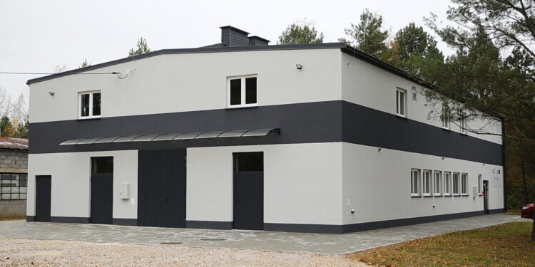 Kielecka Caritas otworzyła magazyn do przechowywania żywności - Radio Kielce 30.10.2025. Kielce. Otwarcie i poświęcenie magazynu żywności i przetwórni owoców i warzyw kieleckiej Caritas / Fot. WIktor Taszłow - Radio Kielce