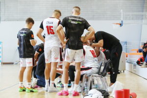 04.10.2025. Kielce. Mecz 2. liga koszykówki UJK Kielce – Stal Stalowa Wola / Fot. Wiktor Taszłow - Radio Kielce