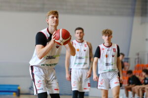 04.10.2025. Kielce. Mecz 2. liga koszykówki UJK Kielce – Stal Stalowa Wola / Fot. Wiktor Taszłow - Radio Kielce