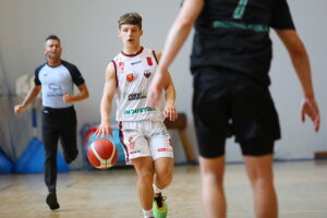 04.10.2025. Kielce. Mecz 2. liga koszykówki UJK Kielce – Stal Stalowa Wola / Fot. Wiktor Taszłow - Radio Kielce