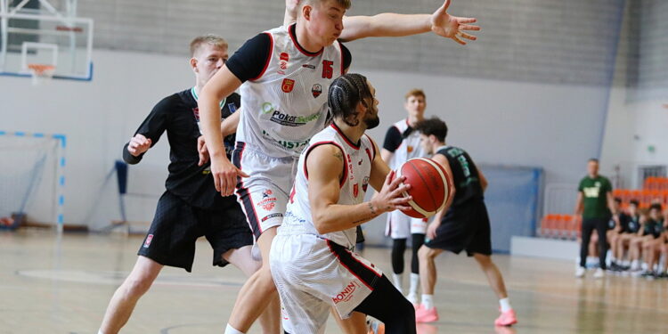 Lider okazał się zbyt mocny - Radio Kielce 04.10.2025. Kielce. Mecz 2. ligi koszykówki UJK Kielce – Stal Stalowa Wola / Fot. Wiktor Taszłow - Radio Kielce