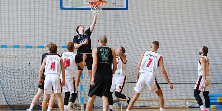 04.10.2025. Kielce. Mecz 2. ligi koszykówki UJK Kielce – Stal Stalowa Wola / Fot. Wiktor Taszłow - Radio Kielce