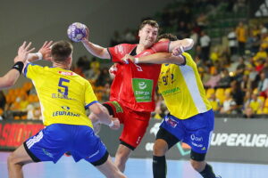04.10.2025. Kielce. Mecz Industria Kielce - Energa MMTS Kwidzyn / Fot. Wiktor Taszłow - Radio Kielce