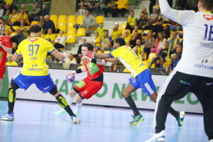 04.10.2025. Kielce. Mecz Industria Kielce - Energa MMTS Kwidzyn / Fot. Wiktor Taszłow - Radio Kielce