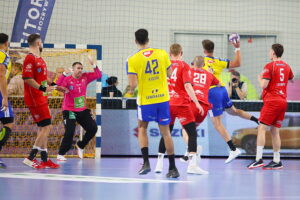 04.10.2025. Kielce. Mecz Industria Kielce - Energa MMTS Kwidzyn / Fot. Wiktor Taszłow - Radio Kielce