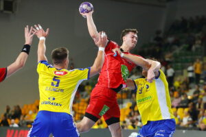 04.10.2025. Kielce. Mecz Industria Kielce - Energa MMTS Kwidzyn / Fot. Wiktor Taszłow - Radio Kielce