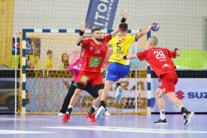 04.10.2025. Kielce. Mecz Industria Kielce - Energa MMTS Kwidzyn / Fot. Wiktor Taszłow - Radio Kielce