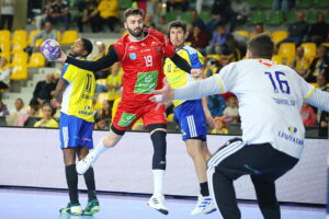 04.10.2025. Kielce. Mecz Industria Kielce - Energa MMTS Kwidzyn / Fot. Wiktor Taszłow - Radio Kielce
