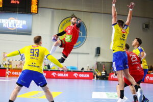 04.10.2025. Kielce. Mecz Industria Kielce - Energa MMTS Kwidzyn / Fot. Wiktor Taszłow - Radio Kielce