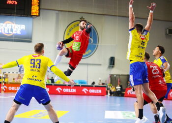 04.10.2025. Kielce. Mecz Industria Kielce - Energa MMTS Kwidzyn / Fot. Wiktor Taszłow - Radio Kielce