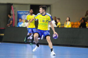 04.10.2025. Kielce. Mecz Industria Kielce - Energa MMTS Kwidzyn / Fot. Wiktor Taszłow - Radio Kielce