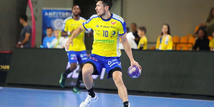 04.10.2025. Kielce. Mecz Industria Kielce - Energa MMTS Kwidzyn / Fot. Wiktor Taszłow - Radio Kielce