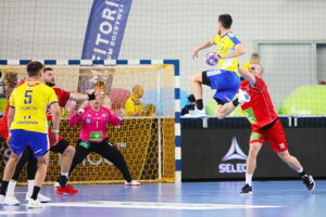 04.10.2025. Kielce. Mecz Industria Kielce - Energa MMTS Kwidzyn / Fot. Wiktor Taszłow - Radio Kielce