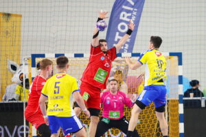 04.10.2025. Kielce. Mecz Industria Kielce - Energa MMTS Kwidzyn / Fot. Wiktor Taszłow - Radio Kielce