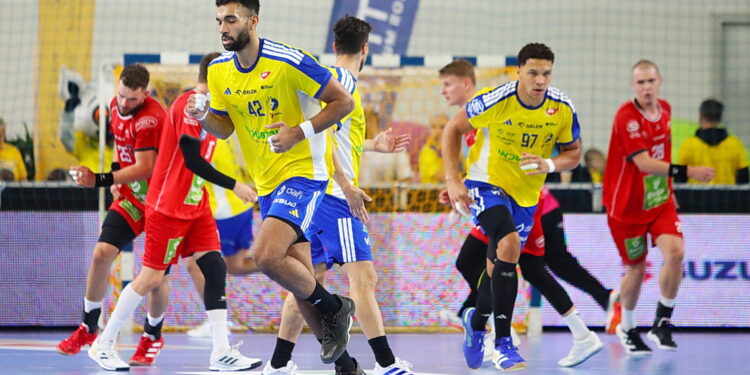 04.10.2025. Kielce. Mecz Industria Kielce - Energa MMTS Kwidzyn / Fot. Wiktor Taszłow - Radio Kielce