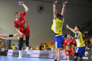 04.10.2025. Kielce. Mecz Industria Kielce - Energa MMTS Kwidzyn / Fot. Wiktor Taszłow - Radio Kielce