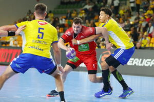 04.10.2025. Kielce. Mecz Industria Kielce - Energa MMTS Kwidzyn / Fot. Wiktor Taszłow - Radio Kielce