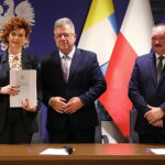 10.10.2025. Kielce. Podpisanie umów w ramach rządowego programu ograniczania przestępczości i aspołecznych zachowań „Razem bezpieczniej” / Fot. Wiktor Taszłow - Radio Kielce