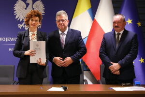 10.10.2025. Kielce. Podpisanie umów w ramach rządowego programu ograniczania przestępczości i aspołecznych zachowań „Razem bezpieczniej” / Fot. Wiktor Taszłow - Radio Kielce